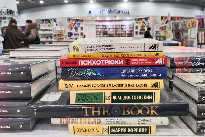 Сделки с потусторонней силой и еда из компьютерных игр: «Что читает Москва?» — в новом книжном рейтинге недели на радиостанции «Москва FM»