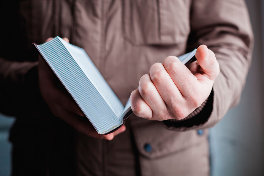 Россияне стали чаще покупать книги о политике и переговорах
